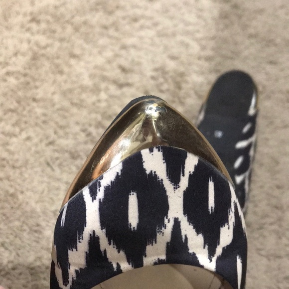 Black and white flats with gold toe - Picture 3 of 4